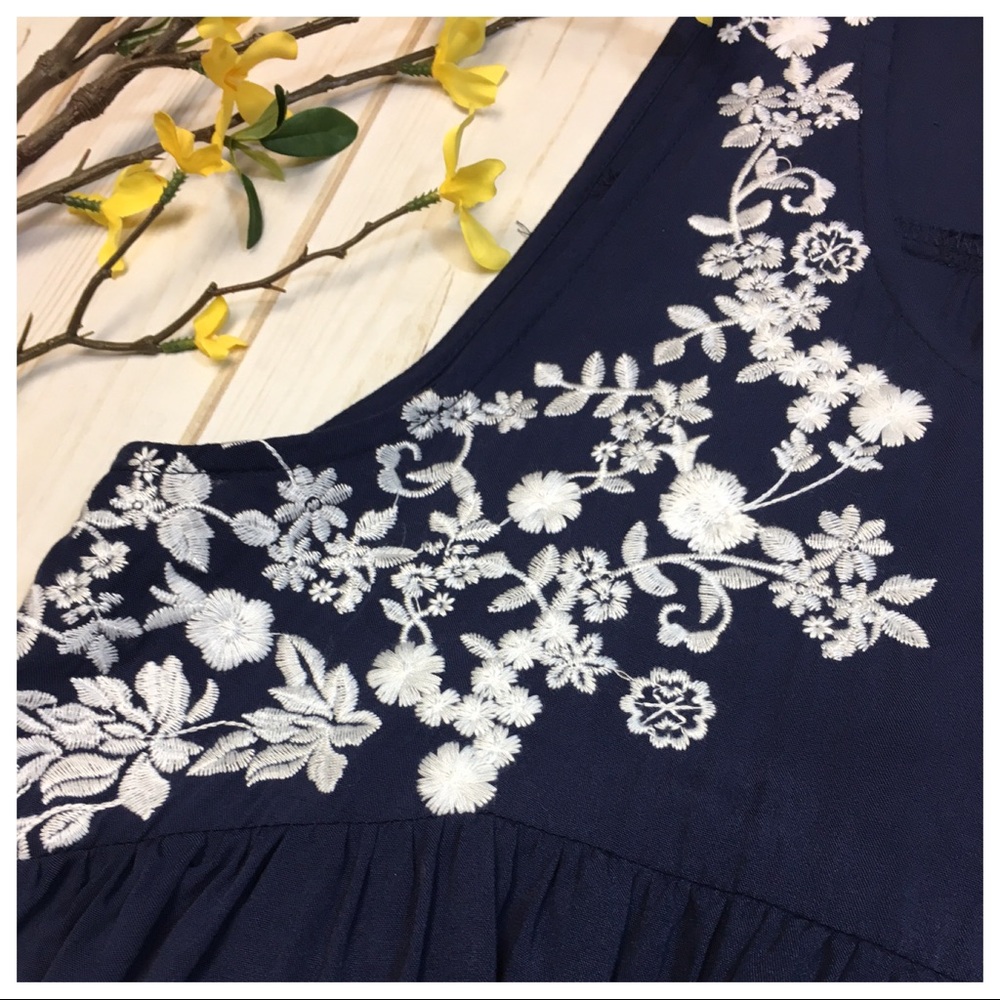 ✨LAST✨Navy embroidered sleeveless ruffle top - Picture 5 of 8